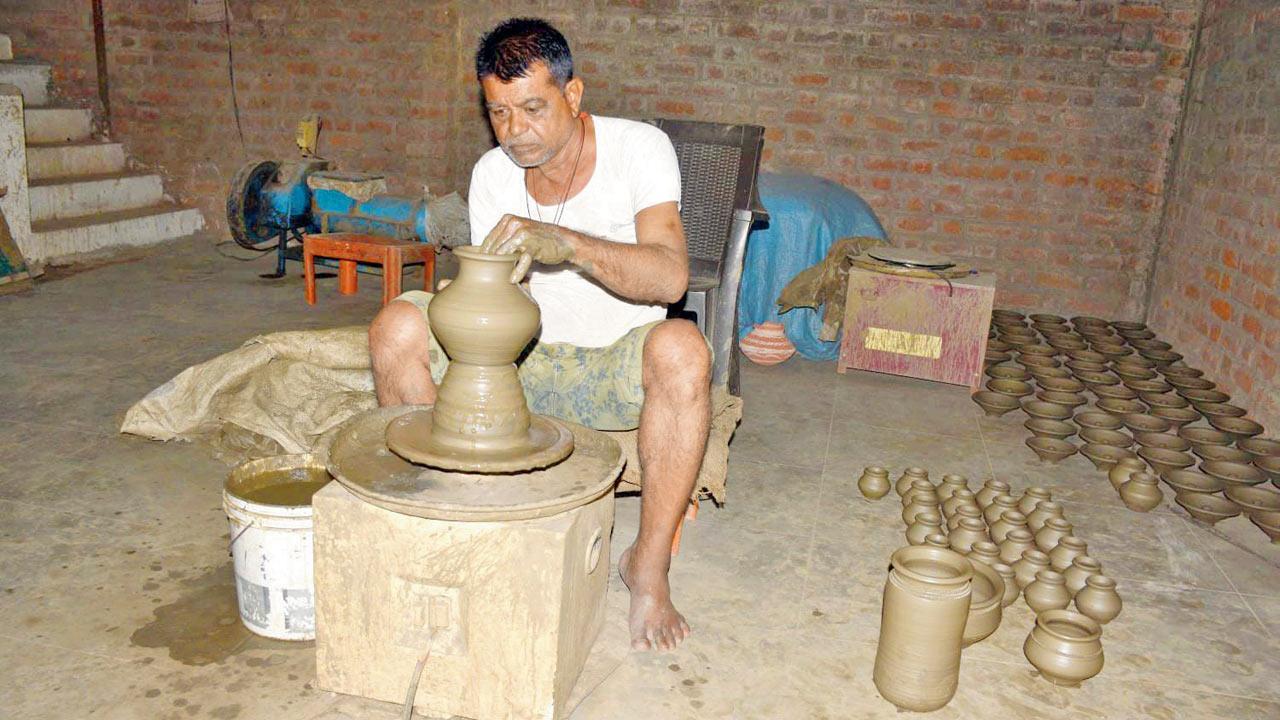 માટીનાં વાસણ બનાવી રહેલા મીઠાલાલ રાઠોડ.