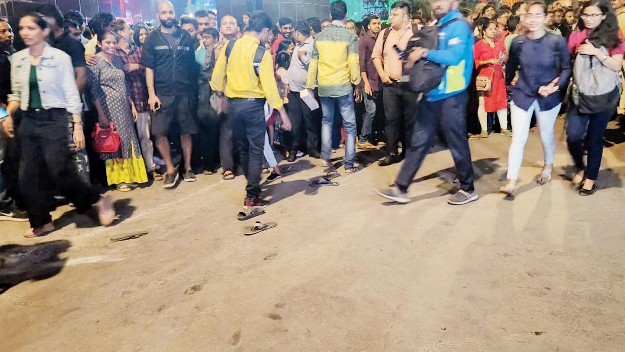 ગુંદવલી મેટ્રો સ્ટેશન પર પોલીસના લાઠીમાર પછી લોકોની ચંપલો રસ્તા પર છૂટી હતી