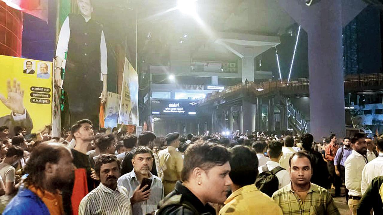 અંધેરીના ગુંદવલી સ્ટેશનની બહાર સાંજના સમયે મેટ્રો-૧ બંધ હોવાથી મોટી સંખ્યામાં લોકો એકઠા થયા હતા