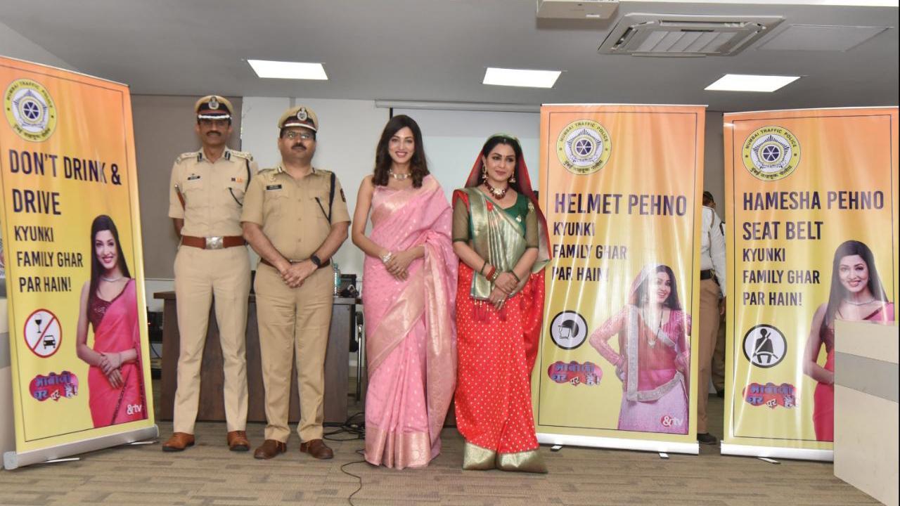 ટ્રાફિક વિભાગના જોઈન્ટ કમિશનર ઑફ પોલીસ પ્રવીણકુમાર પડવલે સાથે શુભાંગી અત્રે અને વિદિશા શ્રીવાસ્તવ