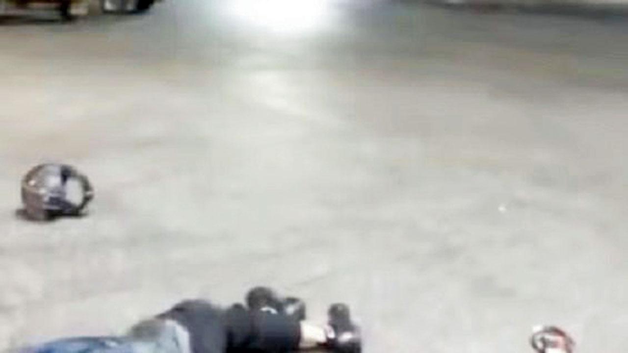 ઍક્સિડન્ટ બાદ રસ્તામાં પડેલો એક યુવક, હેલ્મેટ અને ચંપલ.