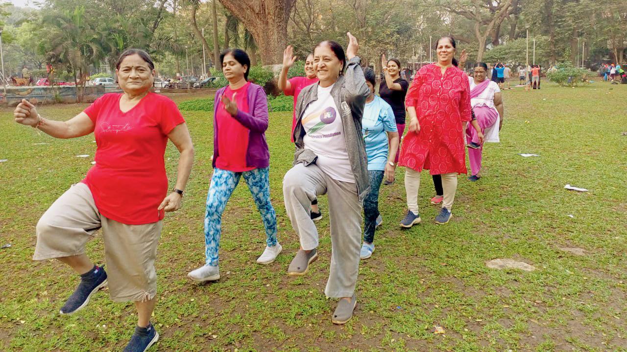 મિત્રો સાથે એક્સરસાઇઝ કરી રહેલાં દામિનીબહેન શાહ.