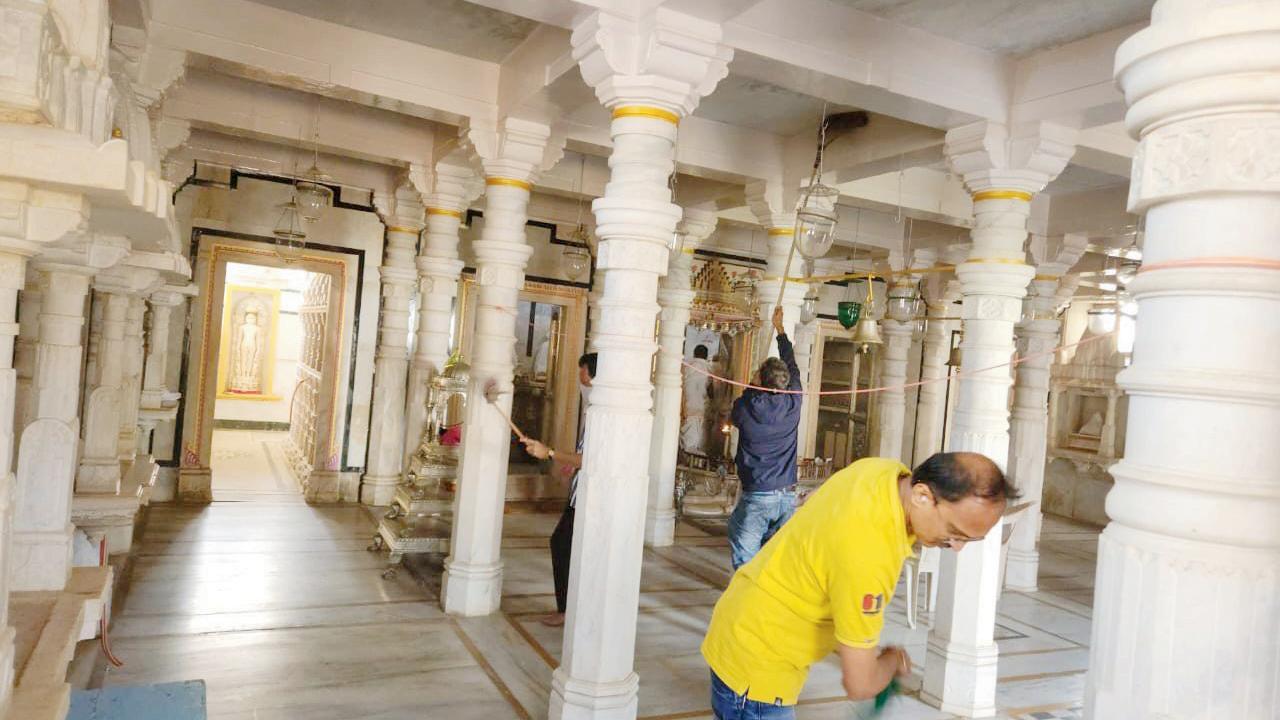 યુવક-યુવતીઓએ નવા વર્ષે બે જિનાલયોનું ભગવાન સાથે સંપૂર્ણ શુદ્ધીકરણ કર્યું હતું