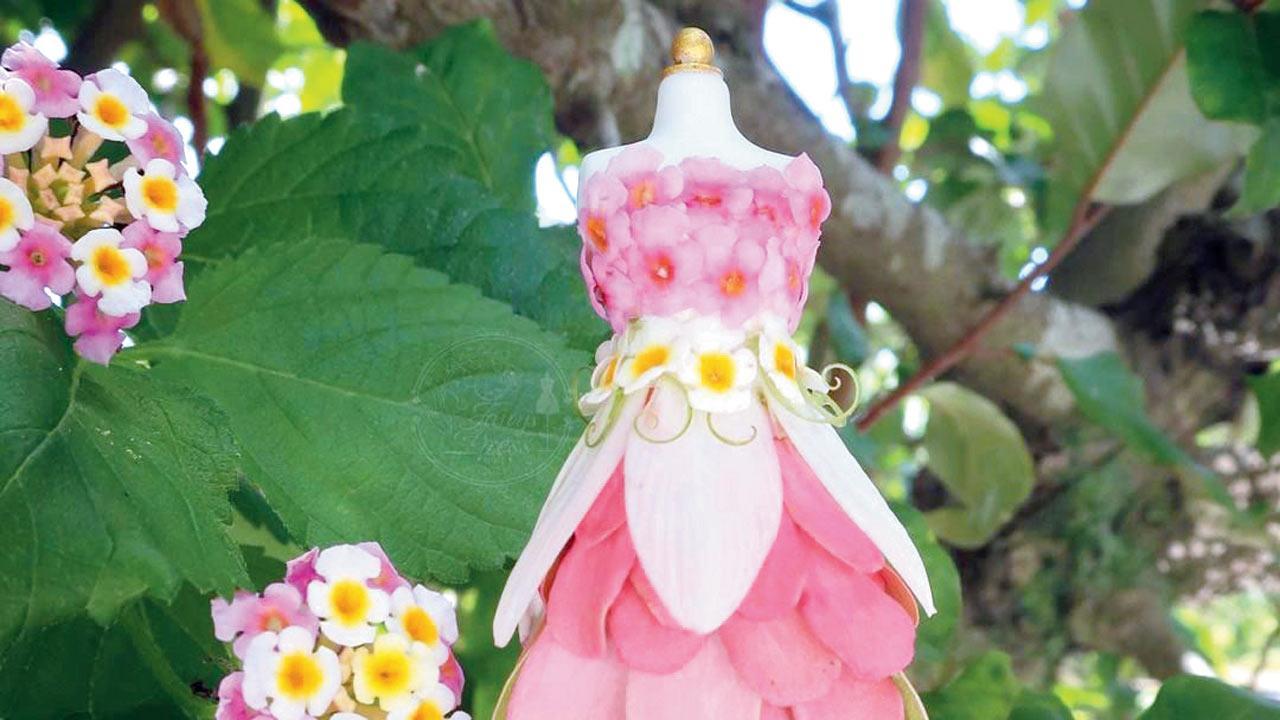 ‘પરી’ માટે પાંખડીઓમાંથી બનાવ્યો ડ્રેસ