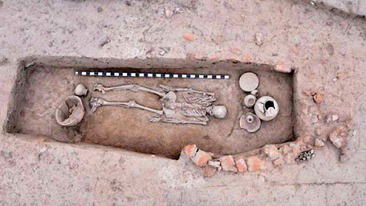 મૃતદેહોની સાથે વ્યક્તિગત કલાકૃતિઓ અને વાસણો દફનાવાતાં હતાં