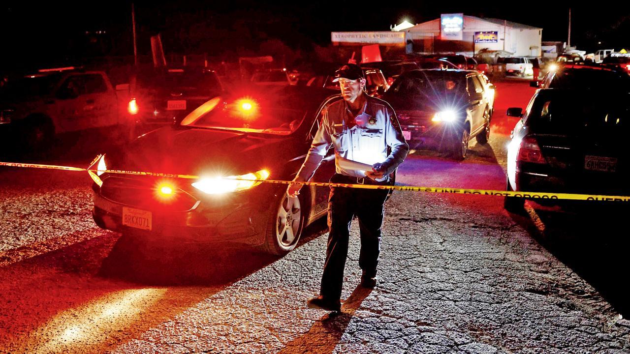 કૅલિફૉર્નિયામાં સોમવારે જાહેરમાં અંધાધૂંધ ગોળીબારના સ્થળે સૅન મેટીઓ કાઉન્ટી પોલીસ. તસવીર એ.એફ.પી.