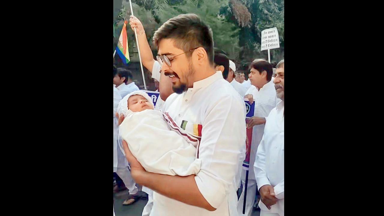 ગઈ કાલે જૈનોનાં શ્રી શત્રુંજય તીર્થ અને શ્રી સમેતશિખરજી તીર્થની રક્ષાર્થે યોજાયેલી મહારૅલીમાં ૩૫ દિવસની દીકરી તેના પિતા સાથે. 