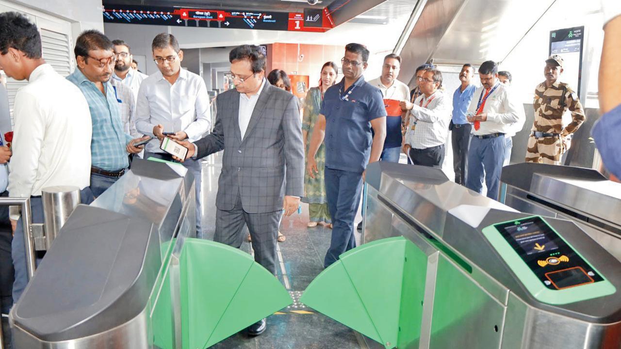 ગોરેગામ મેટ્રો સ્ટેશને સિસ્ટમ ચકાસી રહેલા કમિશનર એસવીઆર શ્રીનિવાસ.