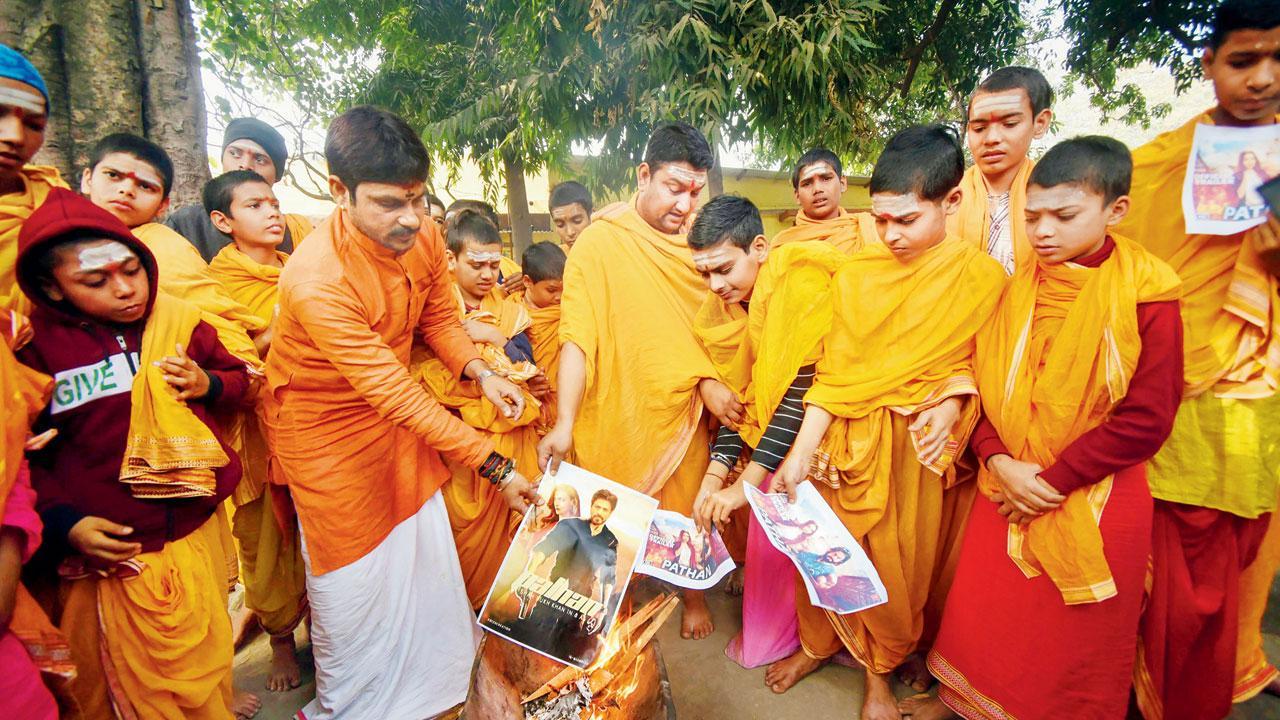  ‘પઠાન’ની રિલીઝ વિરુદ્ધ હિન્દુ ઍક્ટિવિસ્ટ્સે કર્ણાટકમાં કરી તોડફોડ