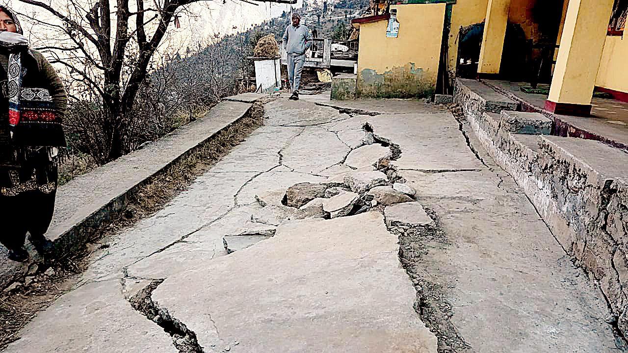 જોશીમઠમાં આવી તિરાડોને કારણે ઘરોમાં જ નહીં, પરંતુ રસ્તા પર પણ લોકો સુરક્ષિત નથી. ફાઇલ તસવીર