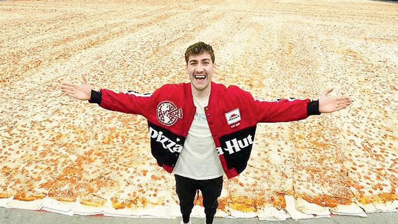 ૧૩,૯૯૦ ચોરસ ફુટના સૌથી મોટા પીત્ઝાનો વર્લ્ડ રેકૉર્ડ બનાવાયો