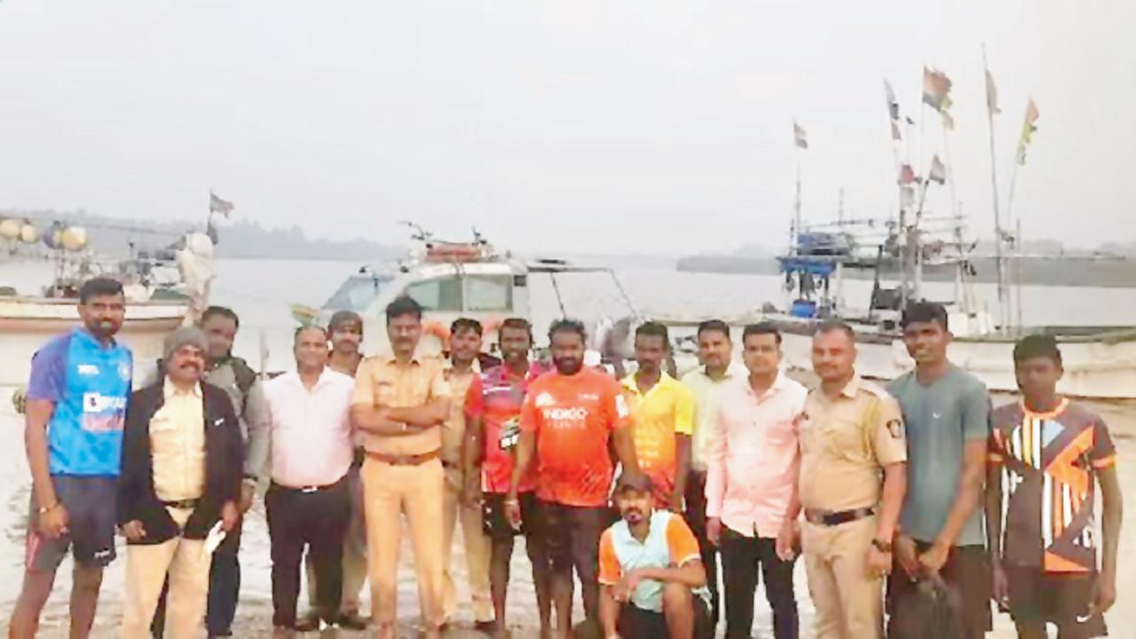 મધદરિયેથી બચાવવામાં આવેલા પોલીસની સાથે માછીમારો.