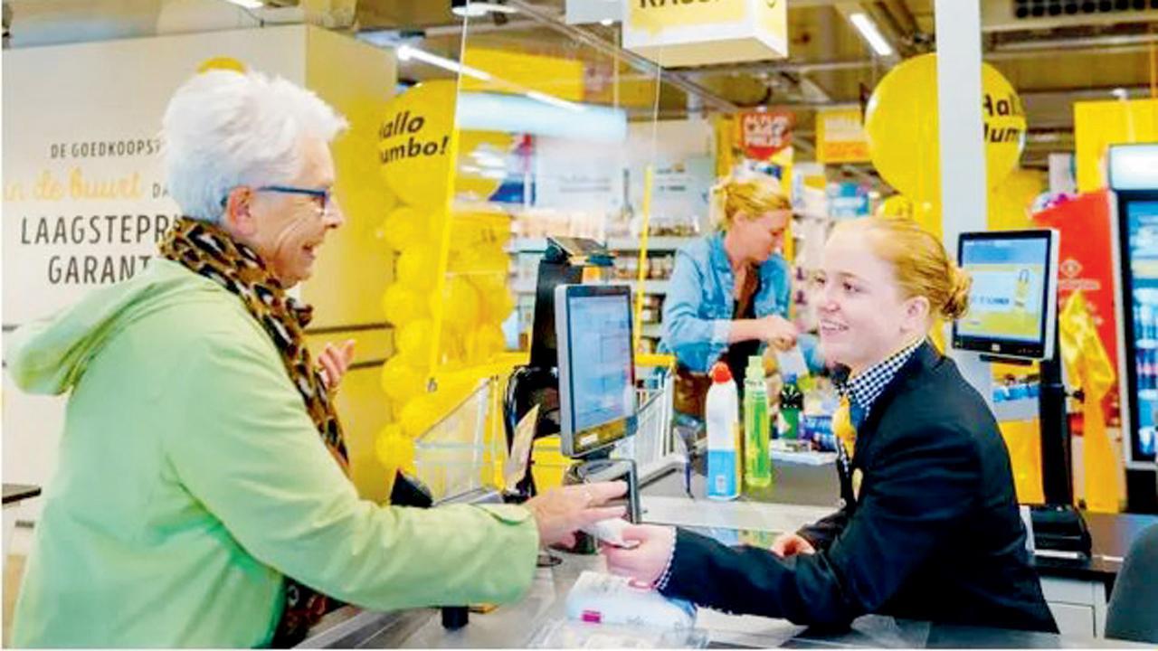 સુપરમાર્કેટ કે વાતચીતનો અડ્ડો?