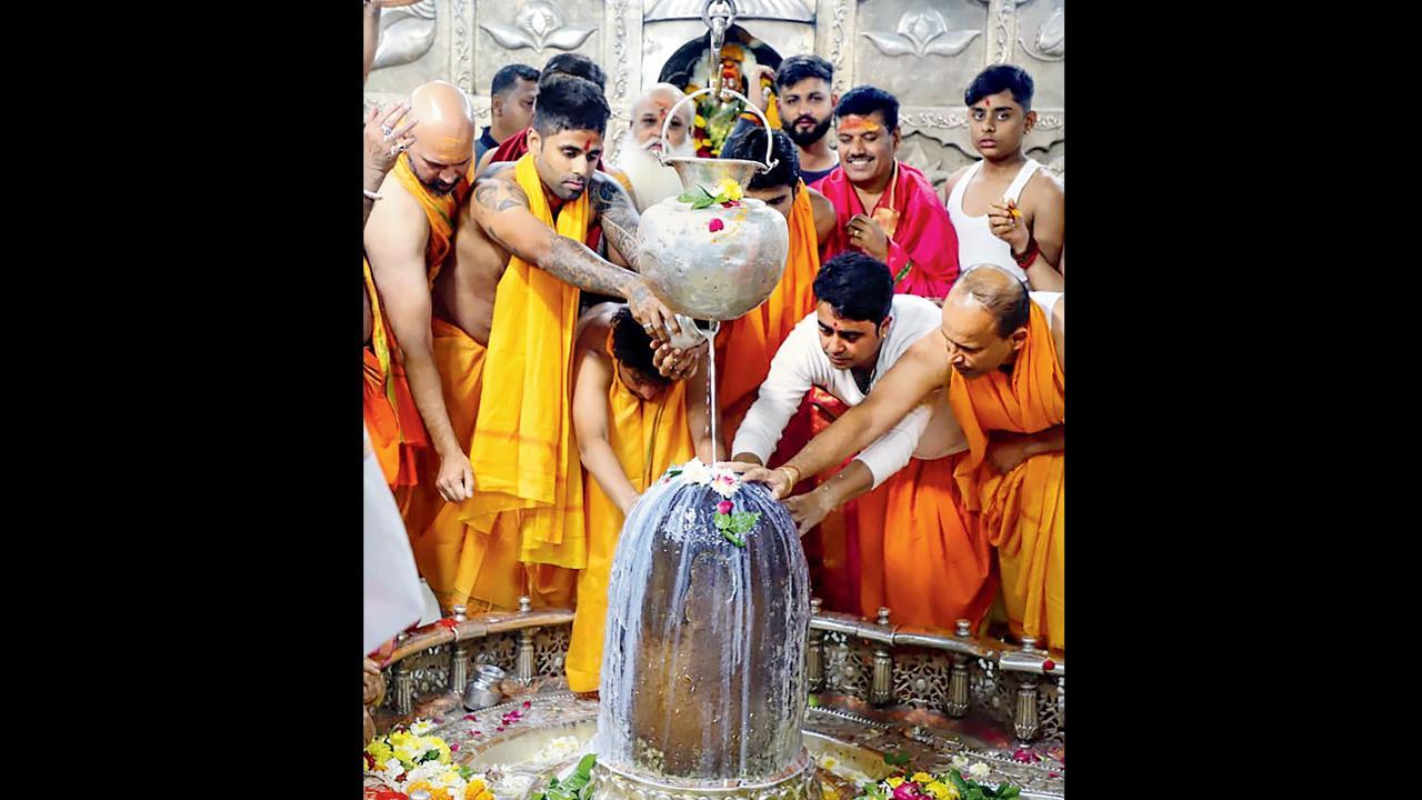 મહાકાળેશ્વર મંદિરમાં સૂર્યાની પૂજા: ભારતીય ટીમના ટોચના બૅટર સૂર્યકુમાર યાદવ અને સ્પિનર કુલદીપ યાદવે ગઈ કાલે ઉજ્જૈન શહેરમાં મહાકાળેશ્વર મંદિરમાં પૂજા કરી હતી. તેમની સાથે બીજો સ્પિનર વૉશિંગ્ટન સુંદર પણ હતો. ત્રણેય ખેલાડીની કરીઅર અત્યારે મહત્ત્વના તબક્કામાંથી પસાર થઈ રહી છે. તસવીર પી.ટી.આઇ.
