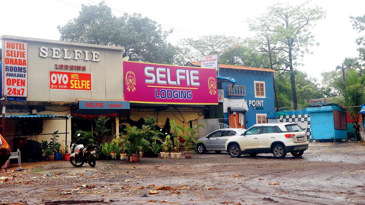 સસુનાવઘર નજીક નૅશનલ હાઇવે પર બાંધવામાં આવેલી રેસ્ટોરાં, જ્યાં રસ્તાઓ પર પાણી ભરાઈ ગયું હતું.  અનુરાગ આહિરે