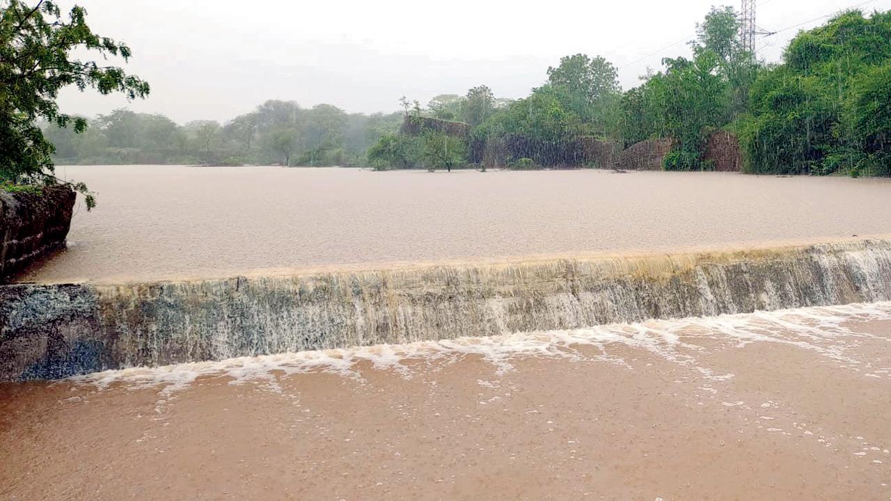 જૂનાગઢ પાસે કબૂતરીખાણનો ચેકડૅમ છલકાયો.