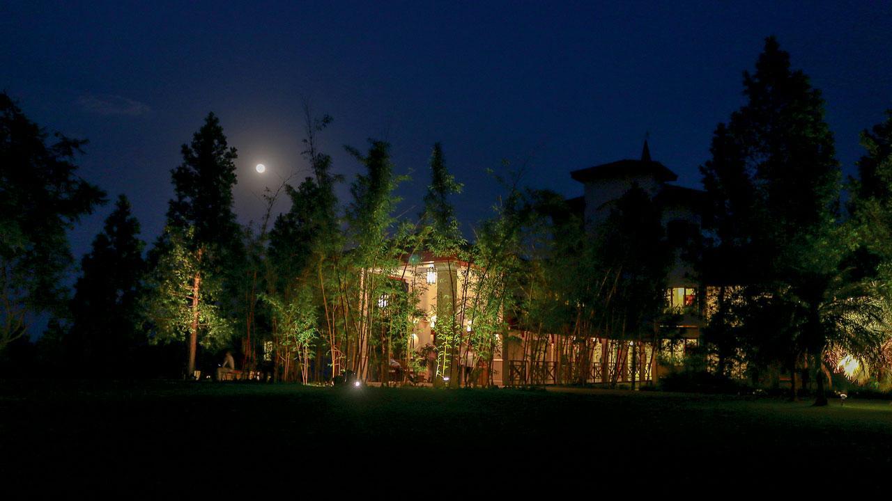 પૂનમના ચંદ્રમા સાથે રહેણાકના મકાનનું પ્રવેશદ્વાર