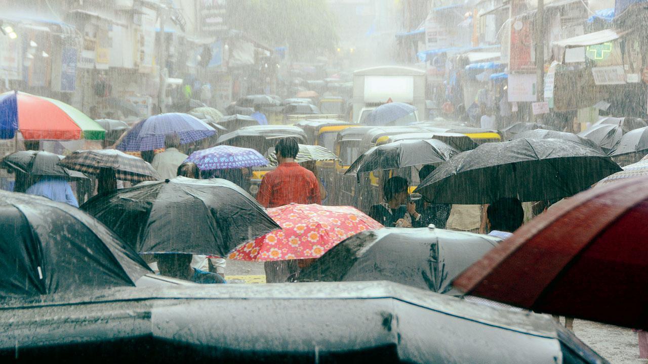 ગ​ઈ કાલે કુર્લા માર્કેટમાં જોરદાર વરસાદ વચ્ચે જઈ રહેલા લોકો.   સતેજ શિંદે