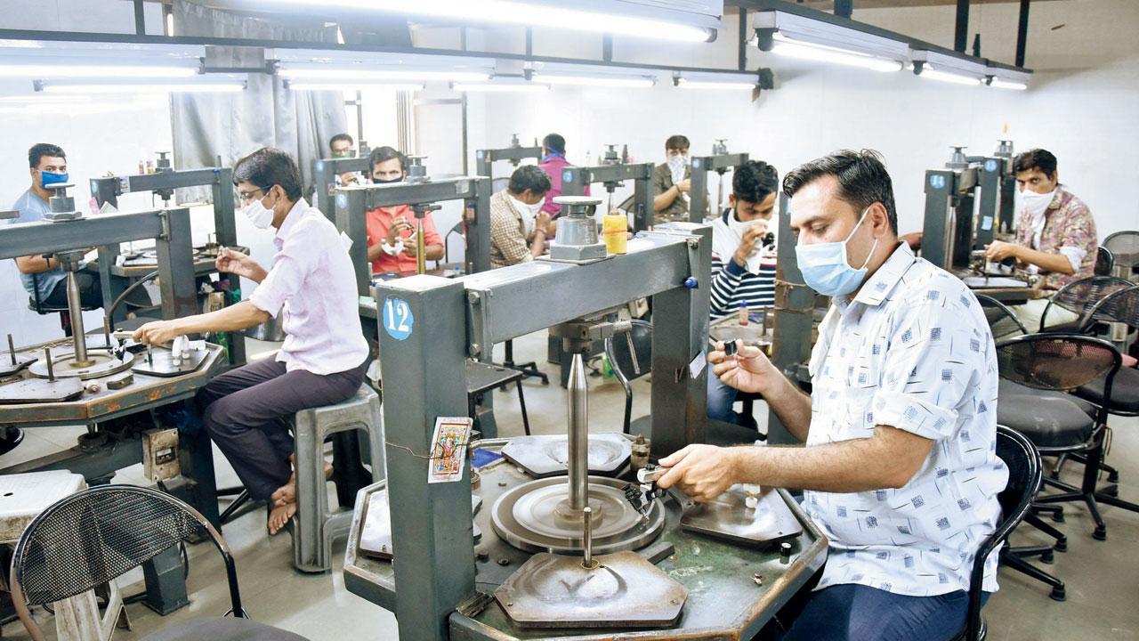 સુરતમાં ડાયમન્ડના કારખાનામાં કામ કરી રહેલા રત્નકલાકારો.  પ્રદીપ ગોહિલ.