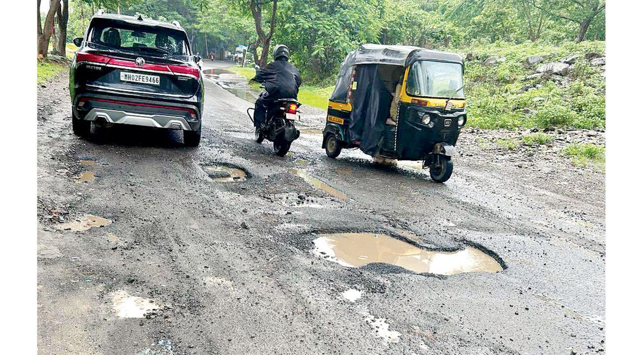 ગોરેગામની ફિલ્મસિટીના રસ્તાઓ પર ખાડા પડ્યા હોવાથી એની હાલત ખૂબ કથળી ગઈ છે. 