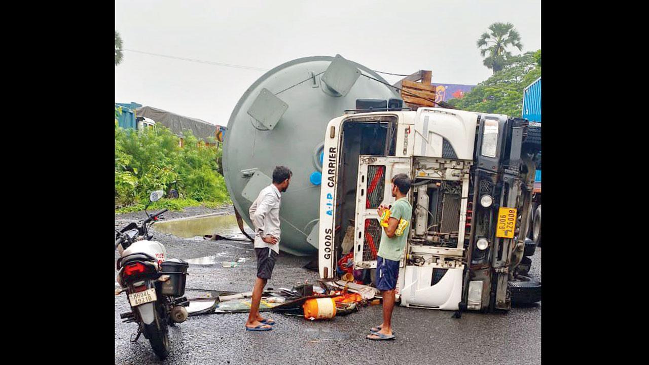 મુંબઈ-અમદાવાદ હાઇ‍વે પર ખાડાઓને લીધે થઈ રહેલા અકસ્માતને કારણે ટ્રાફિક જૅમની સમસ્યા થવાથી કલાકો સુધી વાહનોની લાંબી લાઇનો જોવા મળી હતી