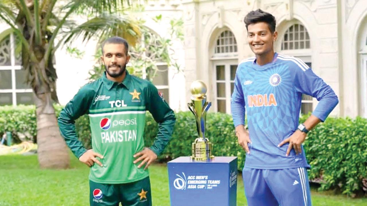 ટ્રોફી સાથે પાકિસ્તાનનો કૅપ્ટન મોહમ્મદ હૅરિસ અને ભારતનો કૅપ્ટન યશ ધુલ.