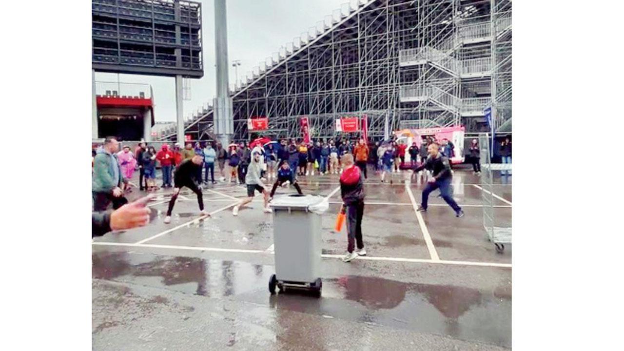 મૅન્ચેસ્ટરમાં બાર્મી આર્મીના મેમ્બર્સે સ્ટેડિયમની બહાર રમવાનું શરૂ કરી દીધું હતું. એક ગ્રુપ કચરાપેટીને સ્ટમ્પ્સ બનાવીને રમ્યું હતું (ડાબે) તો બીજા એક જૂથમાંના એક બૅટરે કૃત્રિમ ઊંચું બૂટ પહેરીને રમીને સૌ કોઈનું મનોરંજન કર્યું હતું (જમણે).