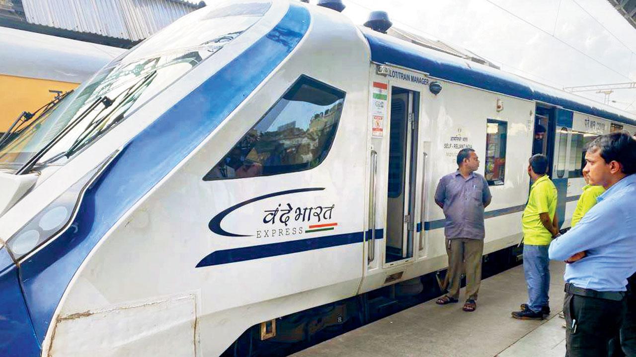 વડોદરા સ્ટેશને વંદે ભારત ટ્રેન ટેક્નિકલ ખામીને કારણે એક કલાક દસ મિનિટ સુધી અટવાઈ રહી હતી. 