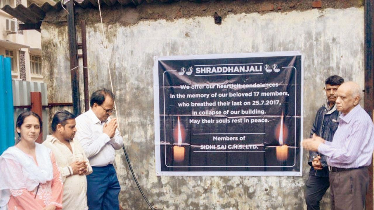 મંગળવારે ઘટનાસ્થળે તેમણે ગુમાવેલા સ્વજનોને શ્રદ્ધાંજલિ અર્પીને પ્રભુને પ્રાર્થના કરી રહેલા ઘાટકોપર (વેસ્ટ)ની સાંઈ સિદ્ધિ સોસાયટીના સભ્યો.