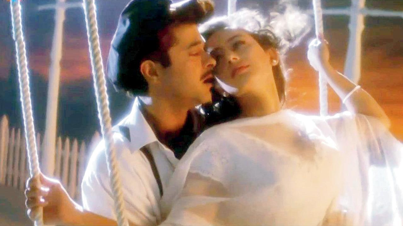 ઔર ઇસ પલ મેં, કોઈ નહીં હૈ