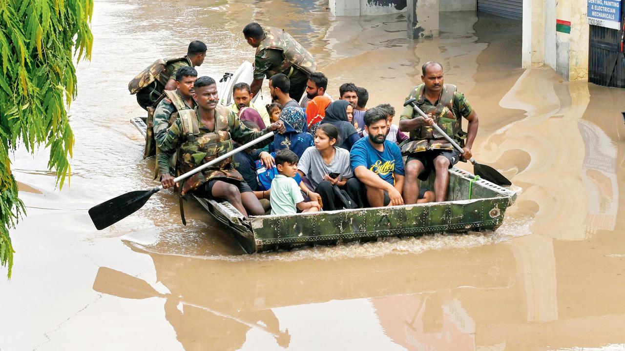 પ​ટિયાલામાં ગઈ કાલે ભારે વરસાદ બાદ બડી નદીમાં જળસ્તર વધ્યા બાદ એક પૂરગ્રસ્ત રેસિડેન્શિયલ વિસ્તારમાં ફસાયેલા લોકોને રેસ્ક્યુ કરી રહેલા ઇન્ડિયન આર્મીના જવાનો. 