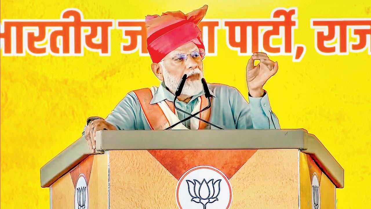 સીકરમાં ગઈ કાલે એક સભાને સંબોધી રહેલા વડા પ્રધાન નરેન્દ્ર મોદી (તસવીર : પી.ટી.આઇ.)