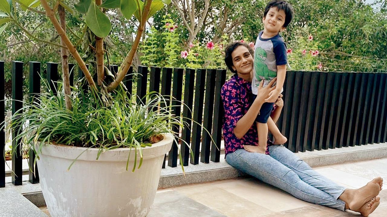 ગઈ કાલે હૈદરાબાદમાં બંગલાની ટેરેસ પર બર્થ-ડે બૉય ભત્રીજા સાથે સિંધુ.