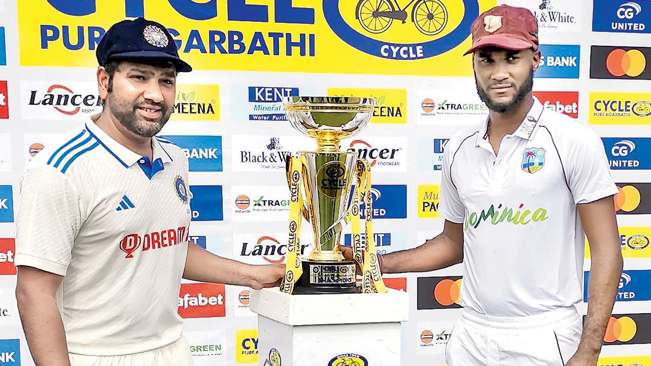 ટેસ્ટ-સિરીઝની ટ્રોફી સાથે રોહિત શર્મા અને ક્રેગ બ્રેથવેઇટ. તસવીર પી. ટી. આઇ.