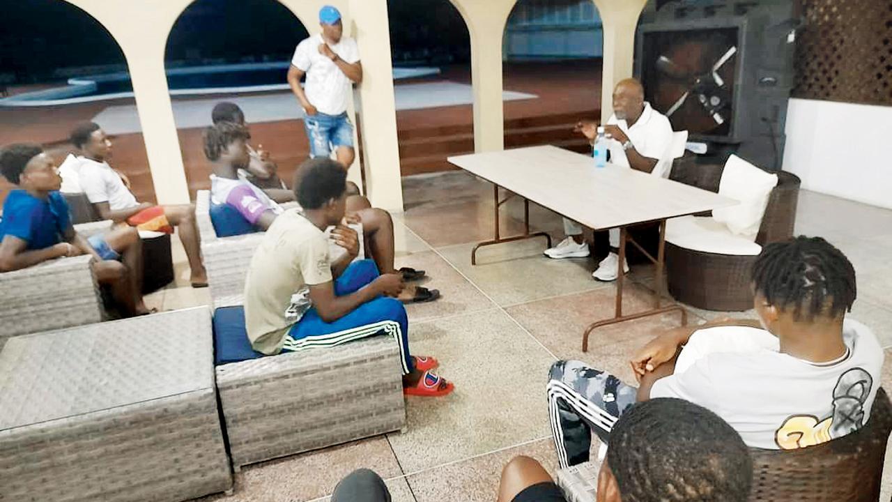 મહાન ખેલાડી વિવ રિચર્ડ્‍સે બે દિવસ પહેલાં ક્રિકેટના એક કોચિંગ ક્લાસમાં સ્ટુડન્ટ્સને ટિપ્સ આપી હતી.