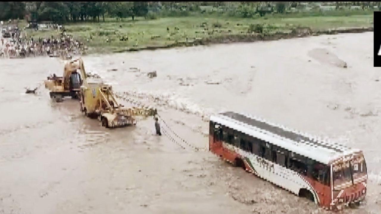 યુપીના બિજનૌરમાં બસ પાણીમાં ફસાઈ