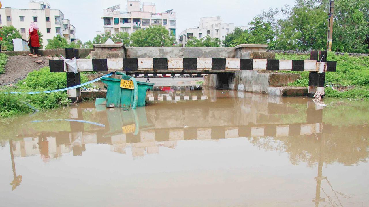 અમદાવાદમાં બુધવારે રાતે પડેલા ધોધમાર વરસાદને પગલે ચાણક્યપુરી ગરનાળામાં વરસાદી પાણી ભરાઈ ગયાં હતાં. તસવીર જનક પટેલ