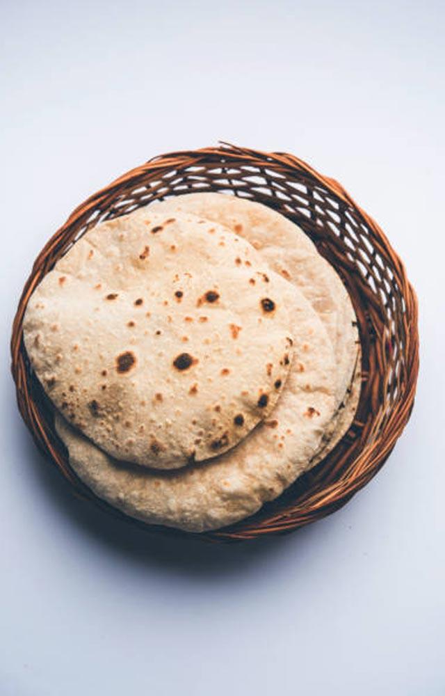 રોટલીઓને સાચવવા માટે હંમેશા કોટન કપડાંનો ઉપયોગ કરો.
