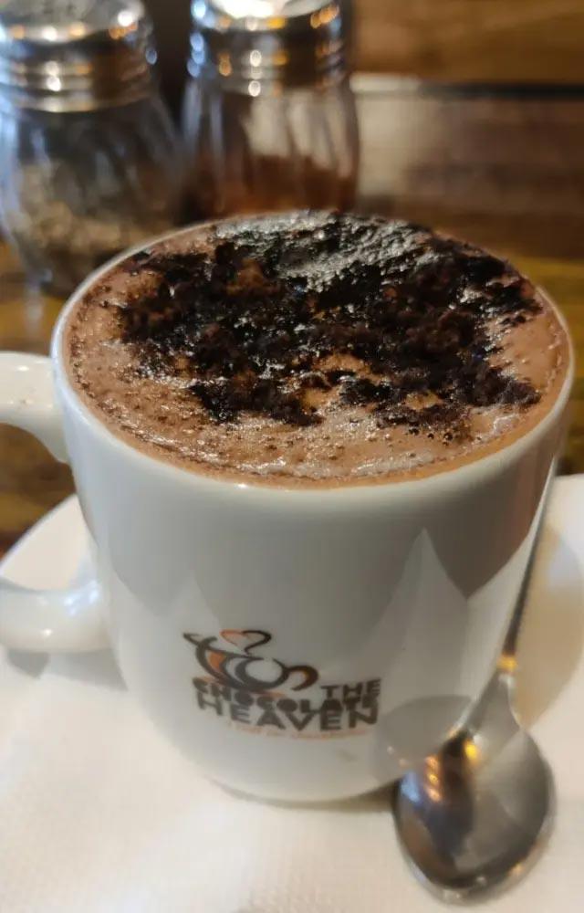 The Chocolate Heaven
અહીં પીરસવામાં આવતી ચોકલેટની તમામ વસ્તુઓ ટ્રાય કરવા જએવી છે. 6 વિવિધ પ્રકારની હોટ ચોકલેટ સર્વ કરવામાં આવે છે.
