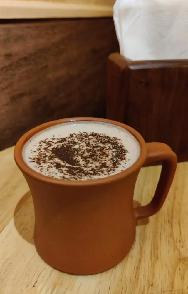 Nude Food Cafe
‘ન્યુડ ફૂડ કાફે’ ઓર્ગેનિક અને ઝીરો વેસ્ટ કાફે છે. અહીં ત્રણ પ્રકારની હોટ ચોકલેટ મળે છે.