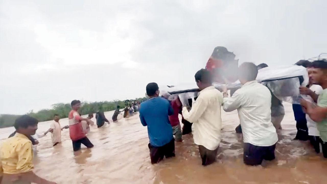 ગીર સોમનાથ જિલ્લાના ઉનાના ખત્રીવાડા ગામમાં સગર્ભાને હૉસ્પિટલ પહોંચાડવાના મિશનમાં સામેલ ગામના લોકો