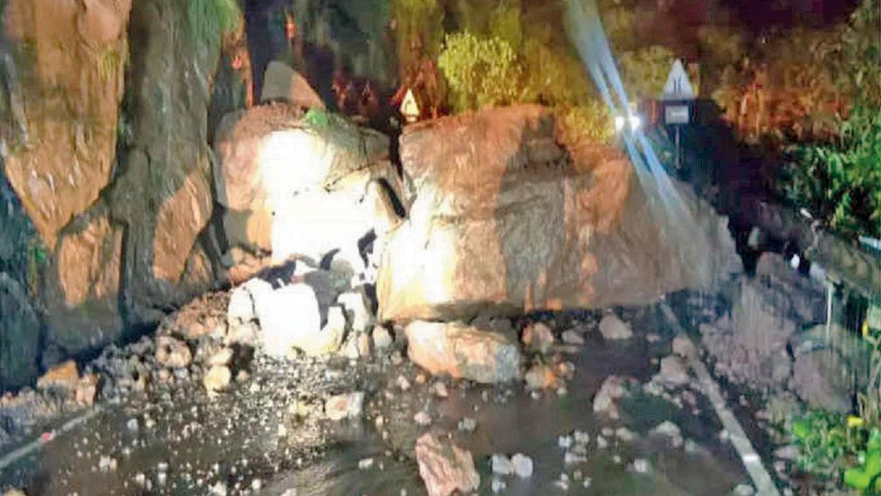 પોલાદપુરથી મહાબળેશ્વર જતા રસ્તામાં આંબેનાળ ઘાટ પર પથ્થર-કીચડ રસ્તા પર ધસી આવ્યાં હતાં, જેને પગલે રસ્તો બંધ કરવામાં આવ્યો હતો.