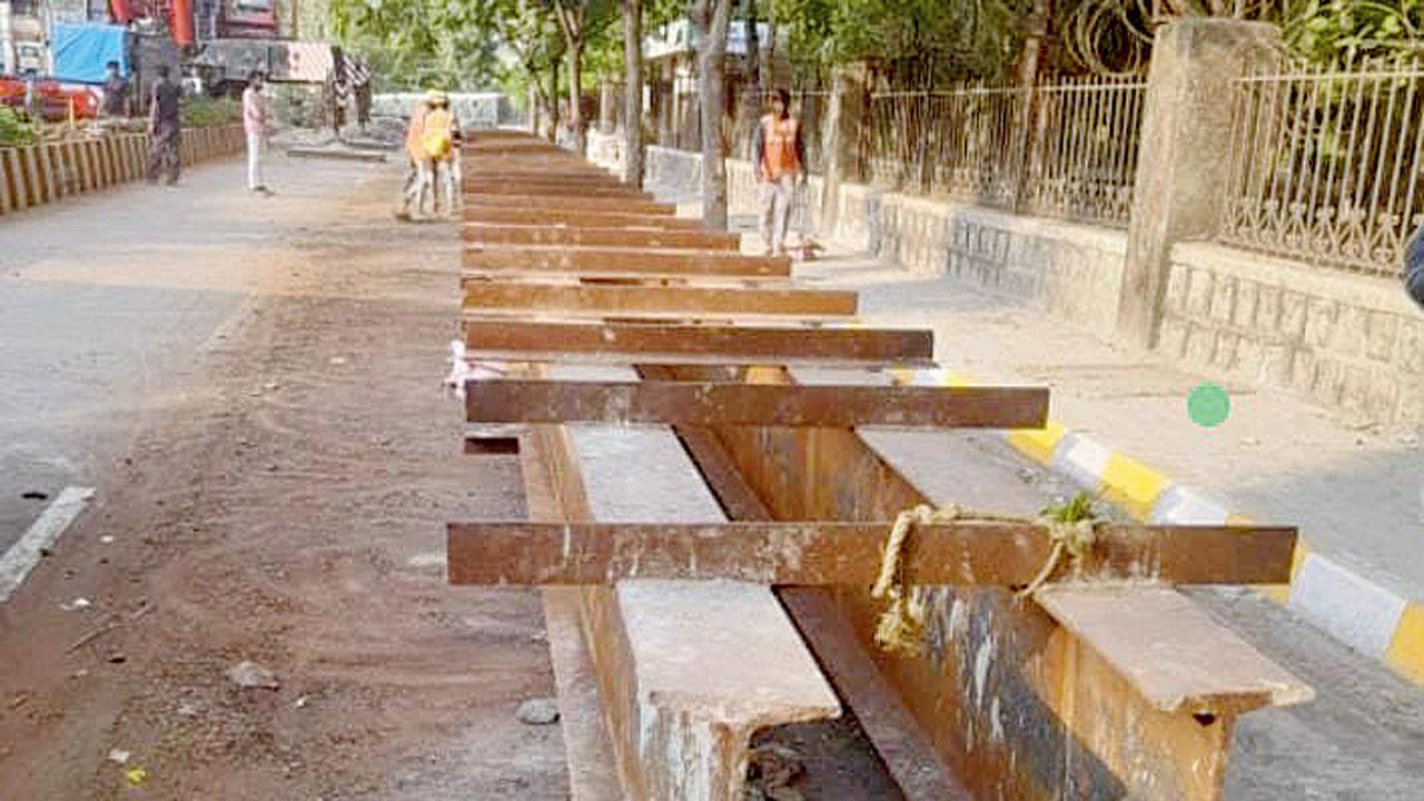 પોલીસે ધરપકડ કરેલા ચોરો પાસેથી બ્રિજનો કેટલોક ભાગ જપ્ત કર્યો છે