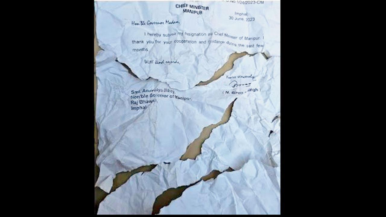 મણિપુરના મુખ્ય પ્રધાન એન. બીરેન સિંહના મહિલાઓ દ્વારા ફાડી નાખવામાં આવેલા રાજીનામાના લેટરની ઇમેજ. આ ઇમેજ સોશ્યલ મીડિયા પર વાઇરલ થઈ છે.