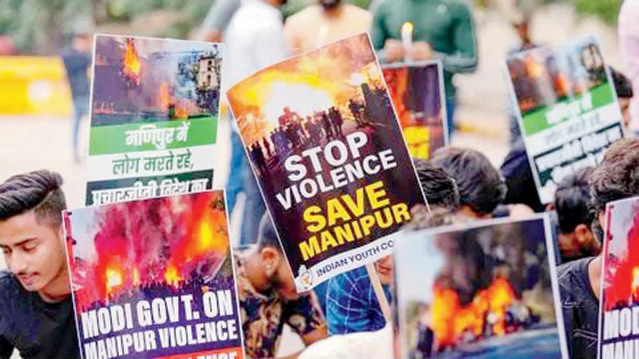 મણિપુરમાં પ્રદર્શન કરી રહેલા સ્થાનિકો