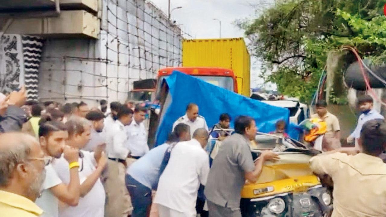 ઐરોલી બ્રિજની નીચે ભયાનક અકસ્માત થયો હતો