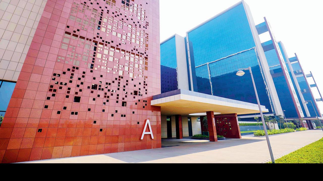 સુરત ડાયમન્ડ બુર્સમાં કુલ 4500 ઑફિસો છે