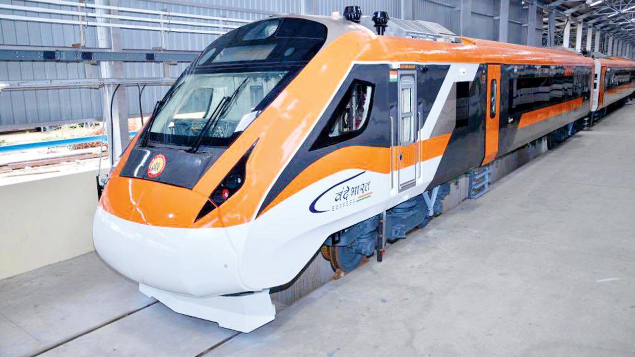 કેસરિયા રંગની વંદે ભારત એક્સપ્રેસ