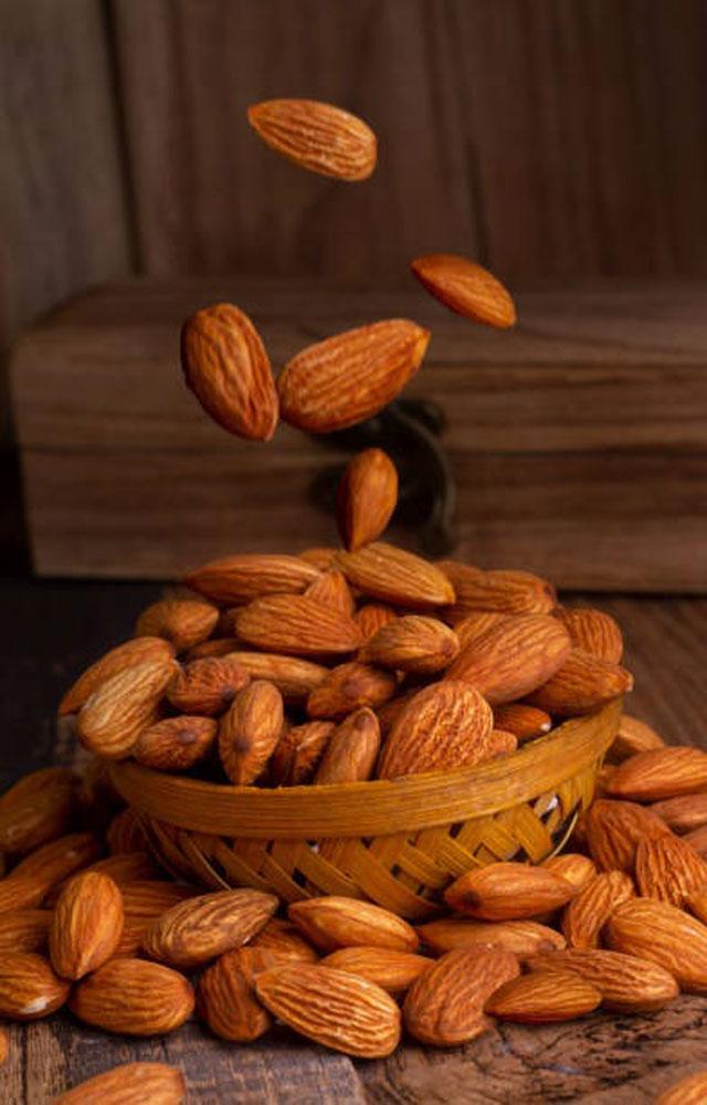 બદામ- બદામ પોષક તત્વોથી ભરપૂર હોય છે. બદામ ખાવાથી પેટ ભરેલું લાગે છે. વજન ઘટાડવા મે પલાળેલી બદામનું સેવન તો અતિઉત્તમ છે.
