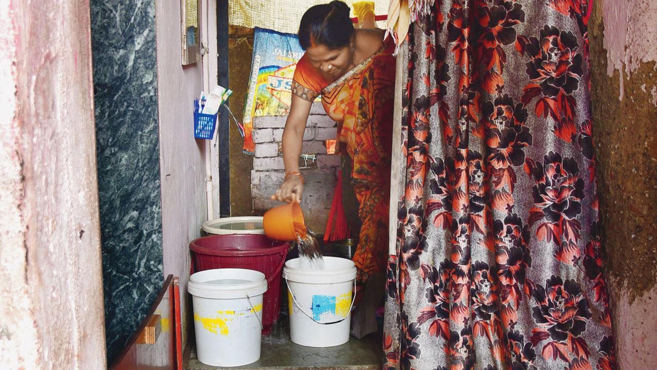 પાણીકાપનો સામનો કરી રહેલી દહિસર-ઈસ્ટની આંબાવાડીમાં મહિલા ડોલમાં પાણીનો સંગ્રહ કરે છે.  નિમેશ દવે